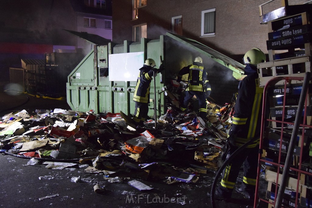 Feuer Papp Presscontainer Koeln Hoehenberg Bochumerstr P381.JPG - Miklos Laubert